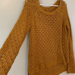 Yellow sweater knit hi-low cut, round neck